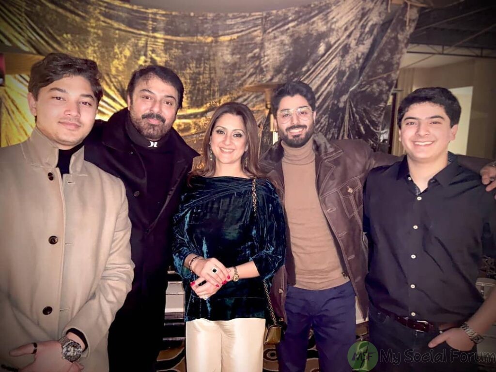 Nauman Ijaz with family 