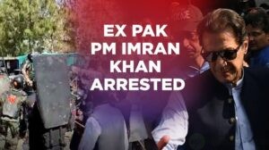 جب سیکورٹی والے عدالت کے شیشے توڑ کر عمران خان کو گرفتار کرنے آئے تو خآن صاحب پرسکون ان کو دیکھتے رہے ۔