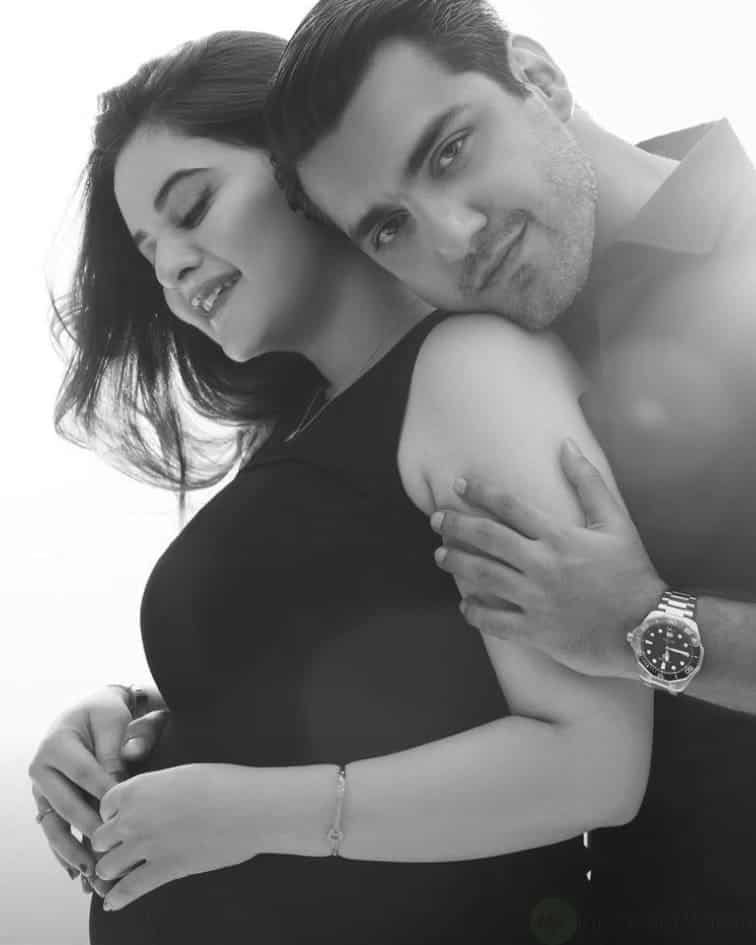 Minal Khan Pregnancy Photoshoot
